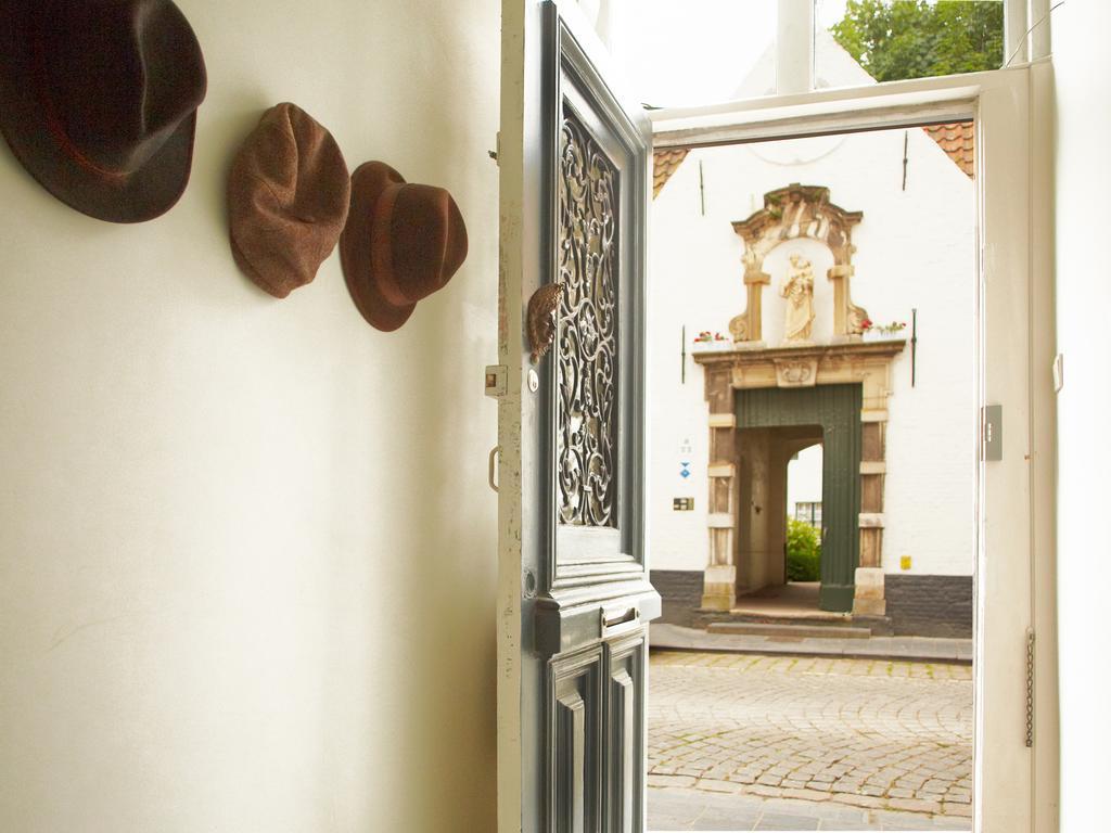 Alphabet - Luxury Guesthouse&art Gallery Couette-café Bruges
